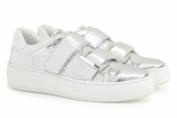 セルジオ ロッシ“バックル付き”スニーカーに新作ベルクロタイプ、シルバーに輝くスネーク柄