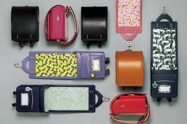 土屋鞄製造所×ミナ ペルホネンの初コラボランドセル、“チョウ・花柄・空想の動物たち”を内装にデザイン