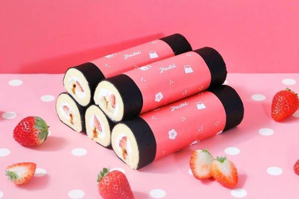 パステルの節分“まるで恵方巻”のようなロールケーキ、ココア風味のクレープで苺やホイップを包んで