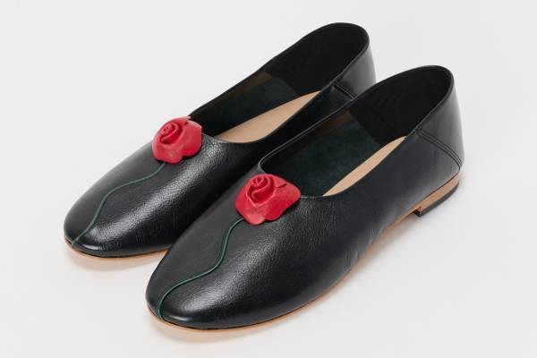 エンダースキーマの新作シューズ、“花咲く”レザーパンプス＆ピースモチーフを表現したスエードシューズ