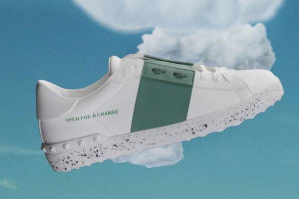 ヴァレンティノ新作スニーカー、リサイクル素材のカラフルスタッズ＆再生素材のシューレースを採用