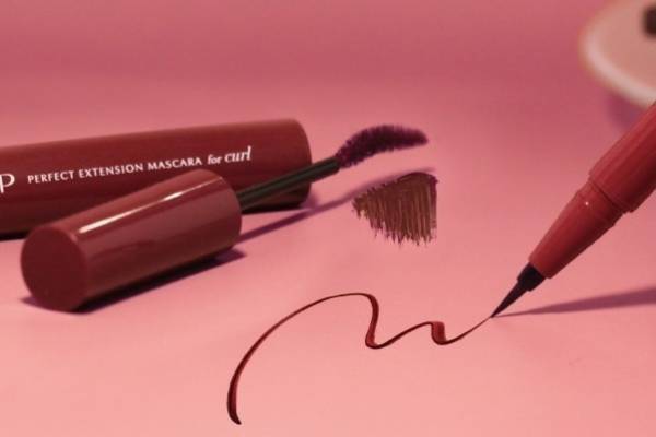 ディーアップ2022年春コスメ、“ビターピンク”のふんわりカールマスカラ＆アイライナー