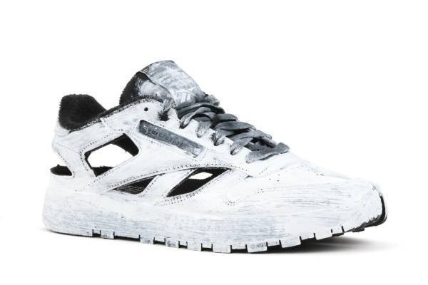 メゾン マルジェラ×リーボック新作ローカットスニーカー「クラシックレザー・タビ・デコルティケ・ロー」