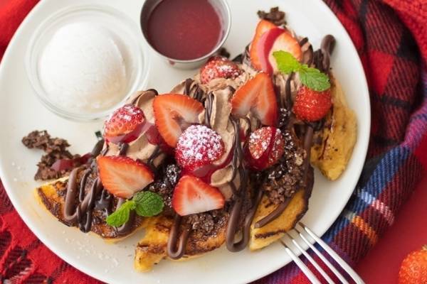 アイボリッシュバレンタイン限定"濃厚チョコ"のフレンチトースト、ラズベリーソース付き