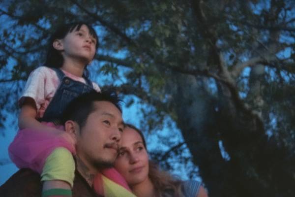 映画『ブルー・バイユー』ジャスティン・チョン×アリシア・ヴィキャンデルで描く家族と愛の物語