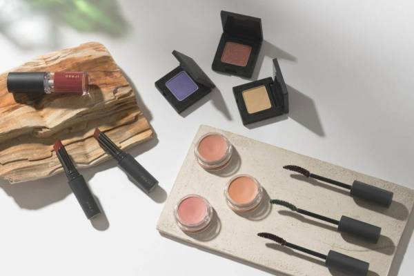 オサジ2022年春夏コスメ、新登場のカラーマスカラやベージュニュアンスのマルチカラー
