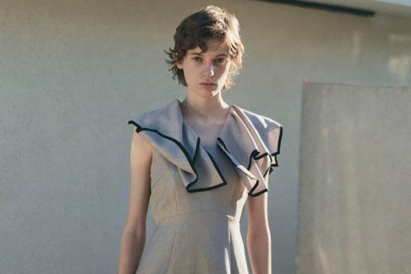 スナイデル2022年春のワンピース、ヘルシー肌見せパフスリーブドレスやフリルカラーワンピ