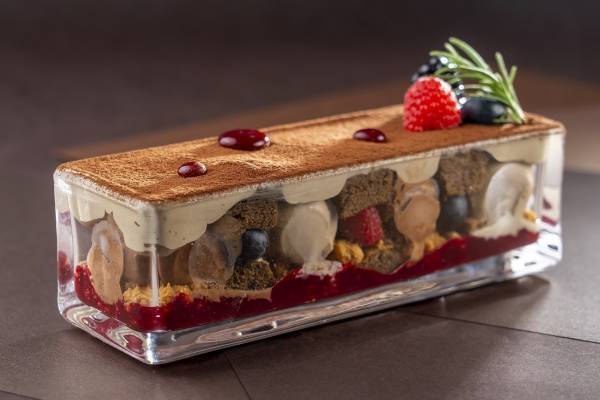 京はやしや「ほうじ茶」のバレンタイン限定パフェ、濃厚ブロンドチョコ＆ほろ苦ティラミス