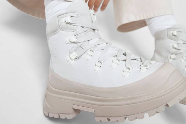 カナダグース初のフットウェア、防水加工レザー採用のレースアップモデル「ジャーニーブーツ」