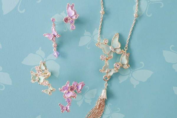 アナ スイ2022年春「バタフライ」アクセサリー、パウダリーパープル＆爽やかミントのネックレス
