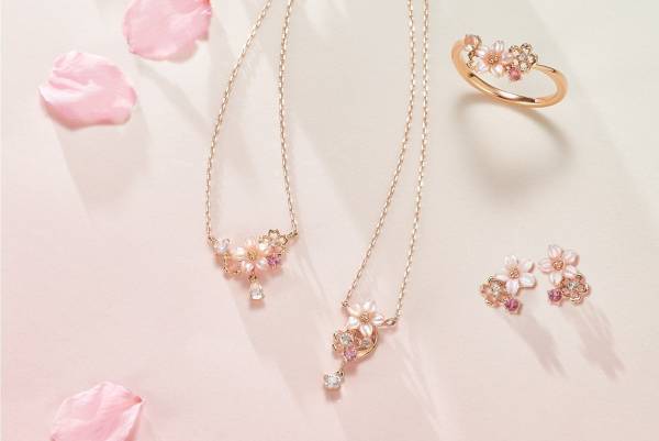 サマンサティアラの桜ジュエリー2022、煌めくローズクォーツの"花びら"ネックレス&リング