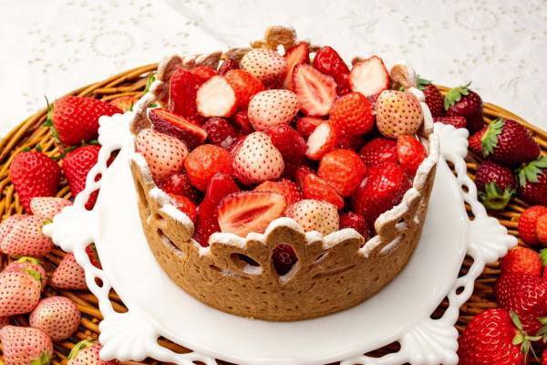 キル フェ ボン“5種のブランド苺”をたっぷりのせたティアラ型タルト、白イチゴやあまおうなど