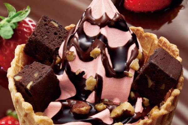 ミニストップ「ショコラいちごソフト」練乳あまおういちごソフト×ダブルチョコソースの限定ソフトクリーム