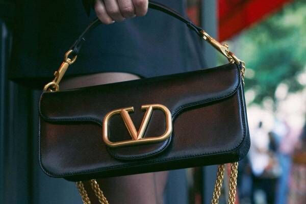 ヴァレンティノの新作「ロコ」バッグ、V ロゴ シグネチャーが目を引くミニマルな3WAYバッグ