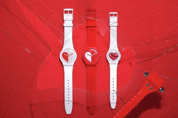 スウォッチのバレンタイン限定腕時計、文字盤の“ハート”が光る赤＆白のペアウォッチなど