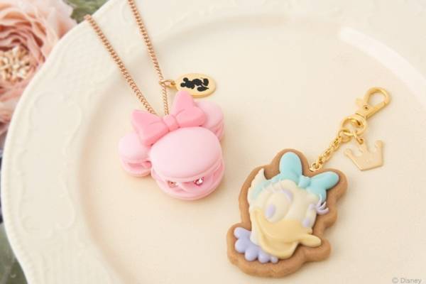 Q-pot. “ミニー”＆“デイジー”の新作アクセサリー、大きなリボンを飾ったマカロンネックレスなど