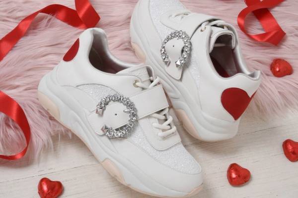 プラス ダイアナのバレンタイン限定スニーカー、ハートモチーフ×キラキラビジューバックル