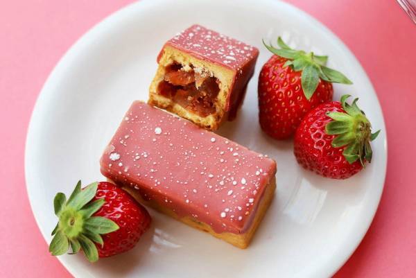 サニーヒルズ「いちごりんごケーキ」期間限定で発売、たっぷりいちごチョコレートがけ