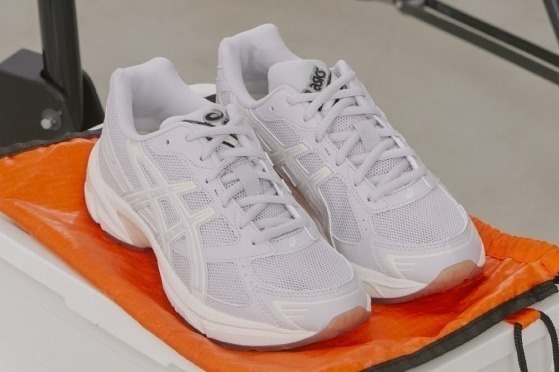 エミ×アシックスのコラボスニーカー、ライトグレーの"メッシュ×マット素材"アッパー