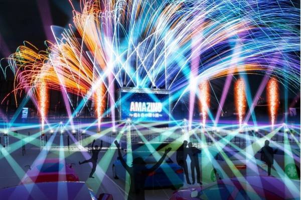 “光×音”車の中で楽しむ新感覚ショーが大阪・舞洲で - 花火や音楽、レーザー演出が織りなす幻想空間