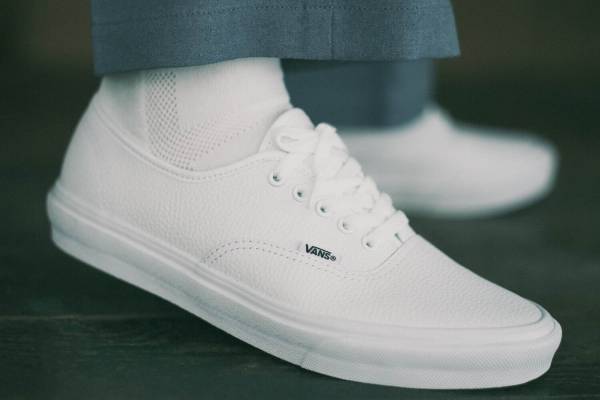 VANSからシボレザーのスニーカー「オーセンティック」モカ＆ホワイトの2色、ディテールまで同色で統一