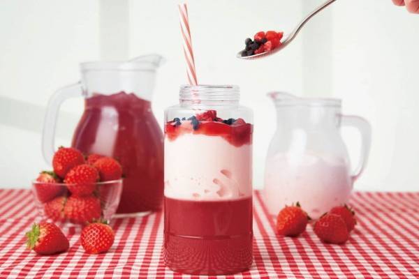 猿田彦珈琲の新作「ストロベリークリームジェラッテ」振って・混ぜて楽しむ苺尽くしのスイーツドリンク