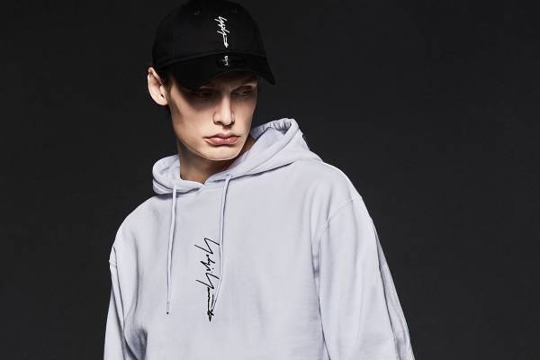 ヨウジヤマモト×ニューエラ“縦に並べた”シグネチャーロゴ「9THIRTY」キャップ＆フーディー