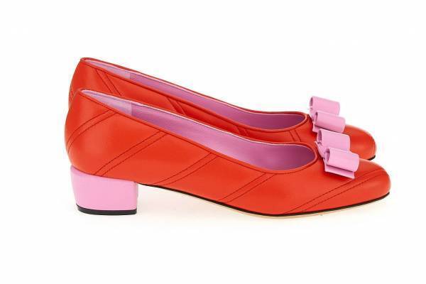 サルヴァトーレ フェラガモ“ハートスタッズ付き”革財布やバレンタインカラーの新レディースシューズ