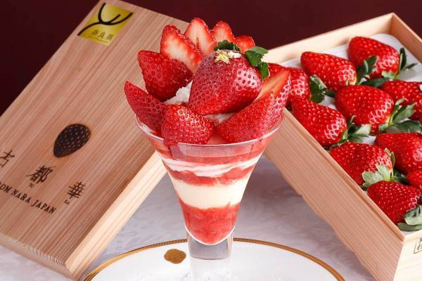 資生堂パーラー 銀座本店「こだわりの苺パフェ2022」2月は“ふくはる香”や“古都華”など3品種で