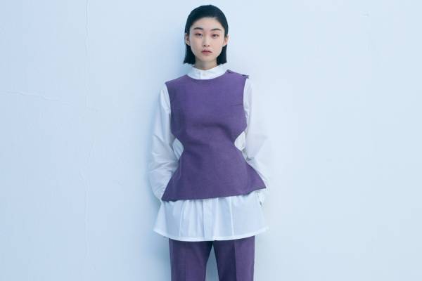 イッセイ ミヤケ“海の中の旅”テーマの新作、マンタ着想のワンピース&曲線カッティング入りベスト