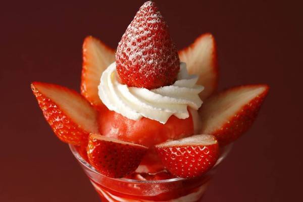 資生堂パーラー サロン・ド・カフェ ラゾーナ川崎店の限定苺パフェ、様々なブランド苺をふんだんに