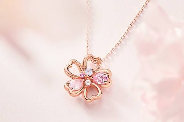 カナル 4℃の22年春「桜ジュエリー」ローズクオーツ光る桜ネックレス＆揺らめくピアスなど