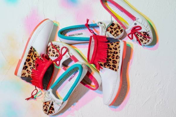 ミネトンカ“ビビッドカラー＆レオパード”の22年春夏ウィメンズモカシンシューズ＆ブーツ