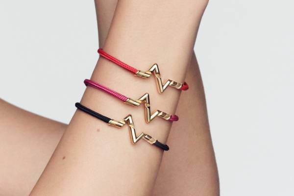ルイ・ヴィトンのユニセックスファインジュエリー「LV ヴォルト」“逆さま”LV文字の新ブレスレットなど