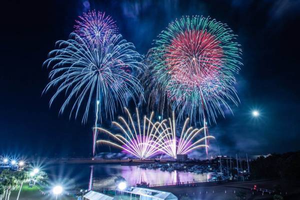 「桜島と芸術花火2022」音楽とシンクロする花火大会、鹿児島・マリンポートかごしまで