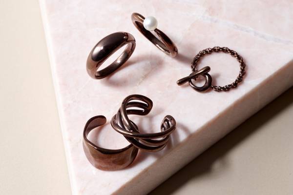 ジュエッテ“ダークブラウン”の新作ジュエリー、アンティーク調のリング&ネックレスなど
