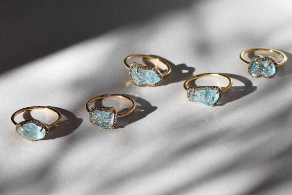 アルティーダ ウードの新作リング、透き通る“ラフアクアマリン”を主役に - 雑誌『CYAN』とコラボ