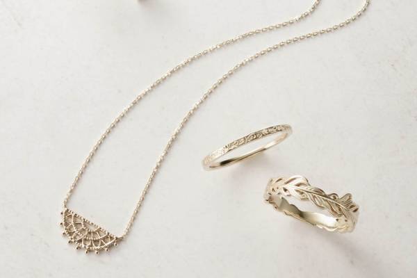 アガットの新作"透かし模様"ネックレスやフェザーモチーフリング