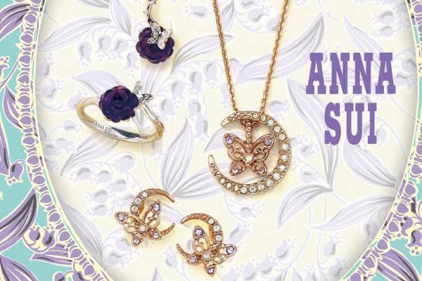 アナ スイ“何通りも楽しめる”蝶＆三日月ネックレス、アメシストの薔薇リングも