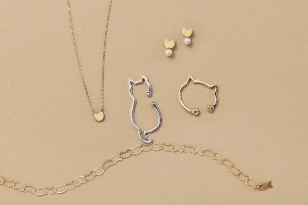 ヴイエー ヴァンドーム青山“猫”モチーフの新作アクセサリー、猫チェーン＆魚チャームのブレスレットなど