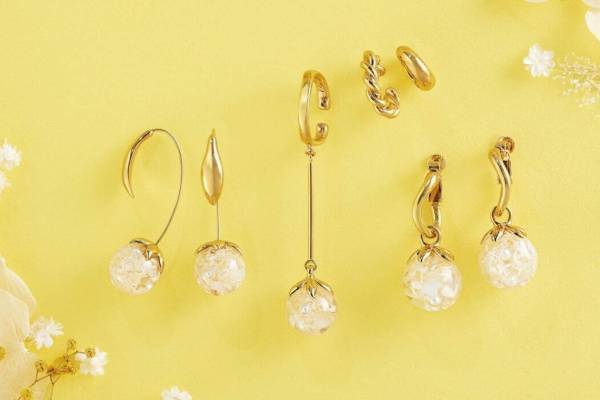 プラス ヴァンドーム“本物の花”を閉じ込めたピアスやイヤーカフ、かすみ草やパール入り