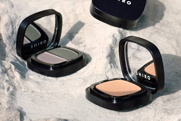SHIROの22年春コスメ、“光を味方に”艶めく新シアハイライター＆新生アイブロウパウダー