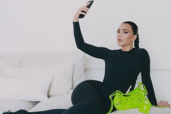 バレンシアガ「アワーグラス」コートや“ハート型ミラー”付き「ル カゴール」バッグ