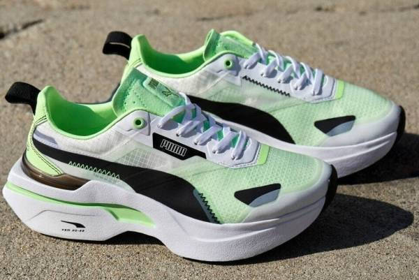 プーマ新作ウィメンズスニーカー「コスモ ライダー」グリーン＆ホワイトの半透明アッパー