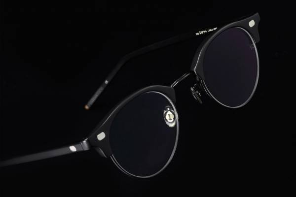 10アイヴァン“墨汁×漆塗り”をイメージした限定カラーのアイウェア、ウェリントン＆ボストン型で