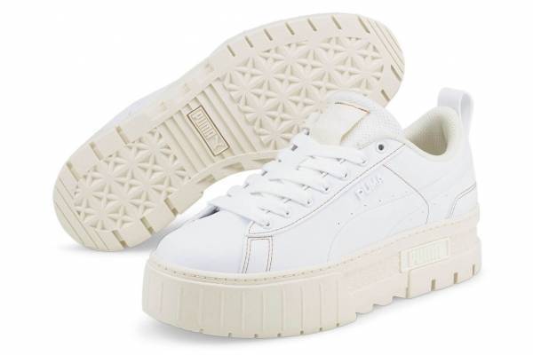 プーマの“厚底”ウィメンズスニーカー「メイズ インフューズ」上品ベージュステッチ入り