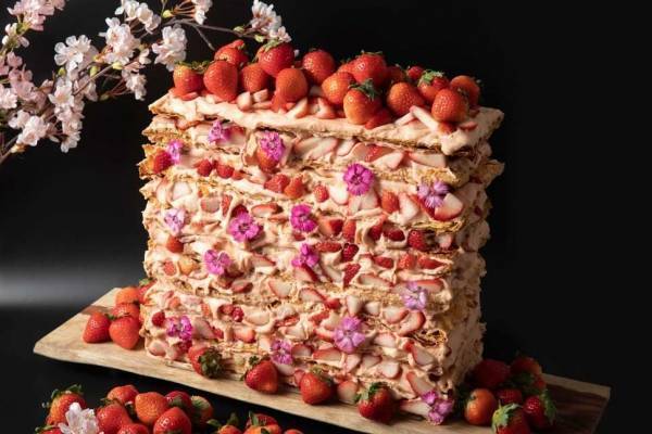 超巨大“いちご×桜”の「ミル・ミルフィーユ」神戸北野ホテルのナイトスイーツビュッフェで