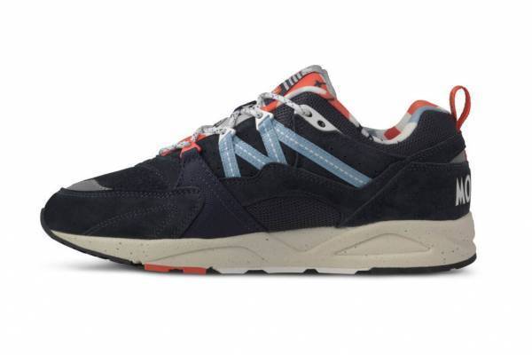 カルフ×ムーミンのコラボスニーカー、“海や夜明けの空”をイメージしたダークカラー