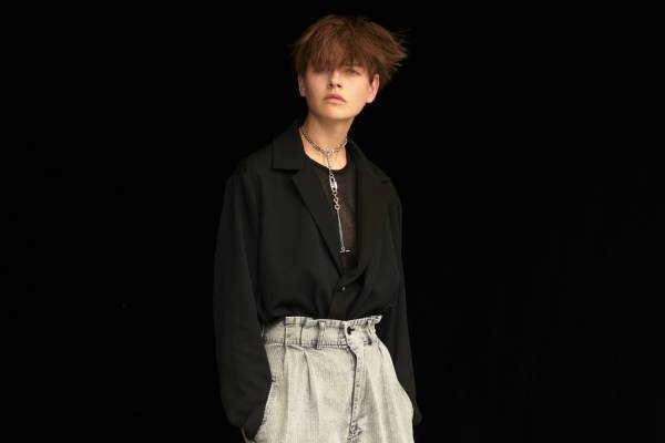 Y'sの22年春夏新作、ウールギャバのアシンメトリージャケット＆風合い豊かなリネンワンピース