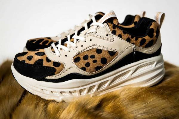 UGG×アトモス“チーター柄”の新作スニーカー、高級感のあるハラコ素材&ボリュームソールで